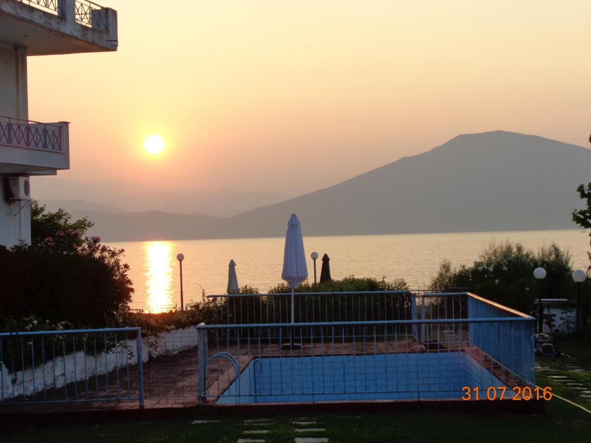Porto Kairis Otel Oreoi Dış mekan fotoğraf